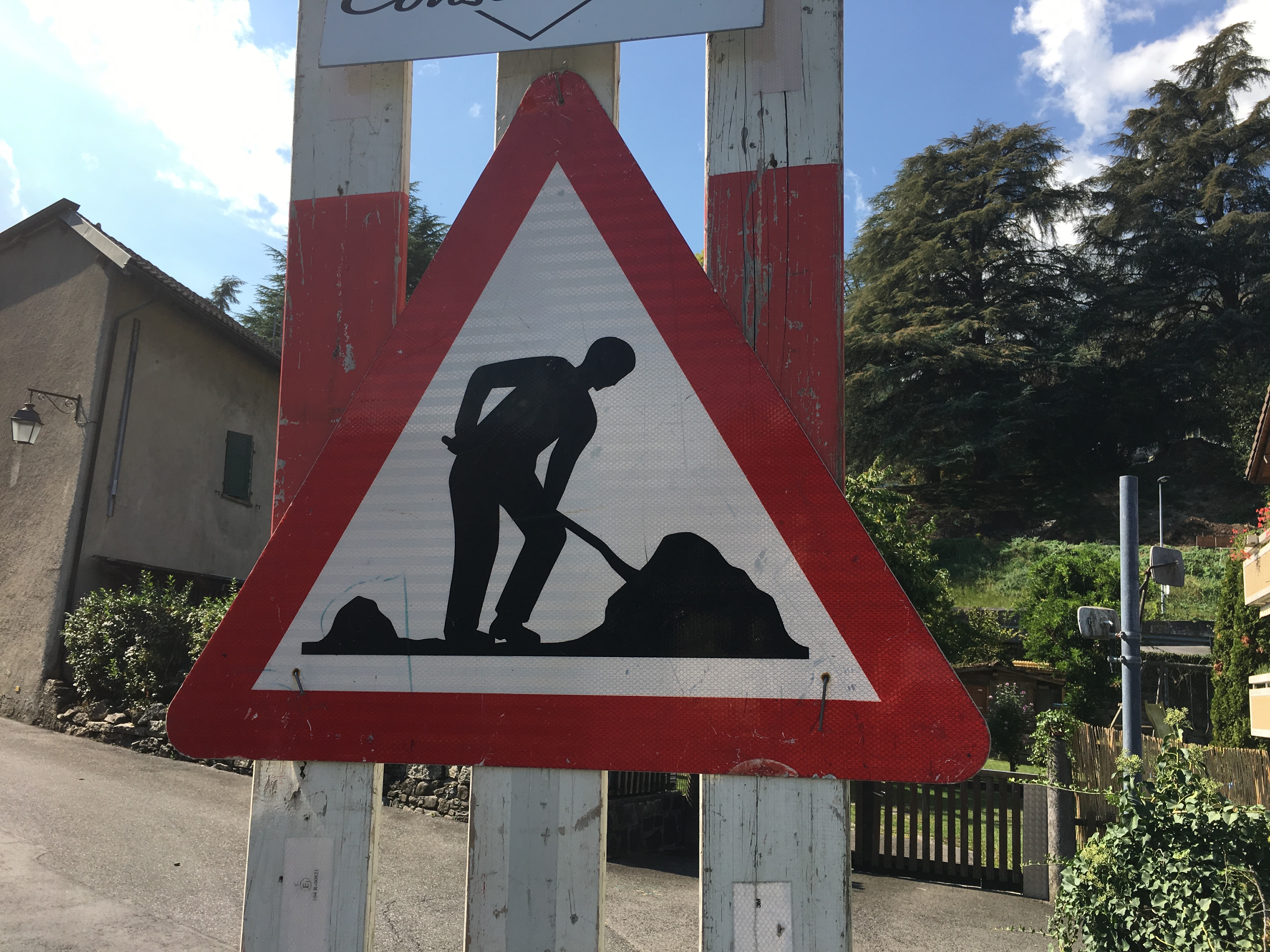 Des élus valaisans appellent à fermer la plupart des chantiers